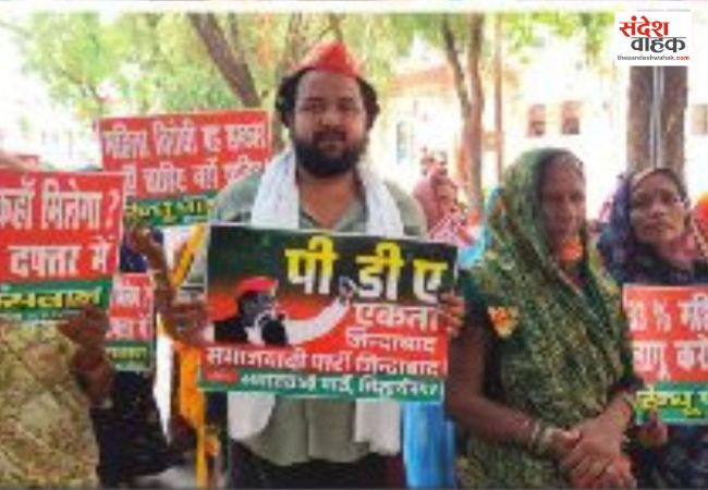 कानून व्यवस्था और महंगाई के खिलाफ माता प्रसाद पांडेय की अगुवाई में सपा का प्रदर्शन, राज्यपाल को भेजा 13 सूत्रीय मांग पत्र