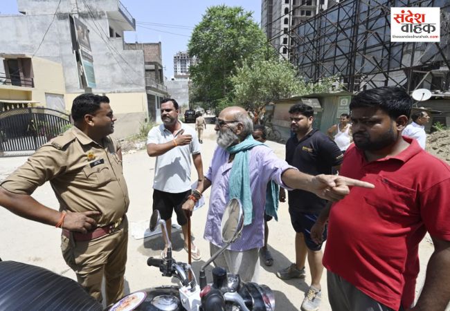 ओमैक्स रेजिडेंसी पर सरकारी सड़क और नाले को कब्जाने का आरोप