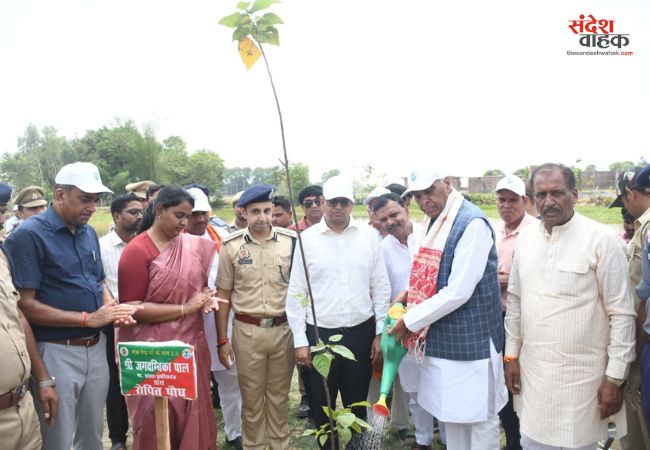 सांसद जगदंबिका पाल और डीएम ने किया भव्य पौधरोपण