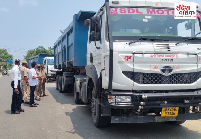 सनई चौराहे पर चला विशेष अभियान, सड़क किनारे खड़े भारी वाहनों को हटाया गया