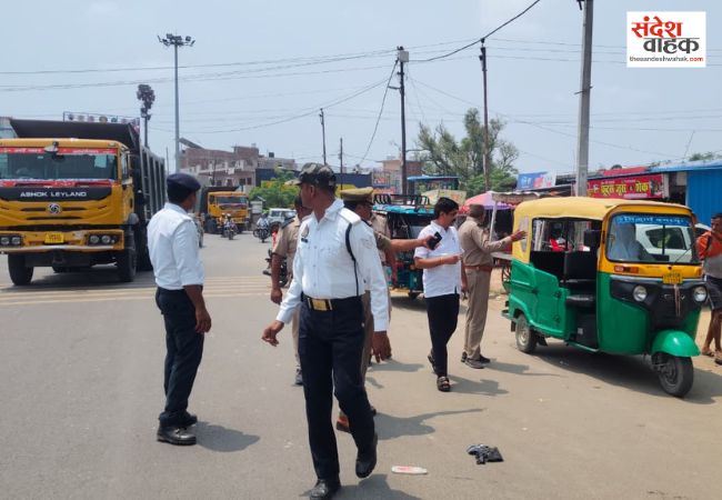 सनई चौराहे पर चला विशेष अभियान, सड़क किनारे खड़े भारी वाहनों को हटाया गया
