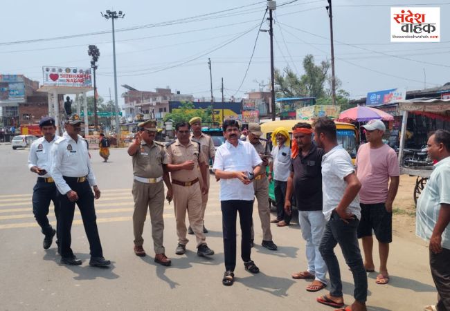 सनई चौराहे पर चला विशेष अभियान, सड़क किनारे खड़े भारी वाहनों को हटाया गया