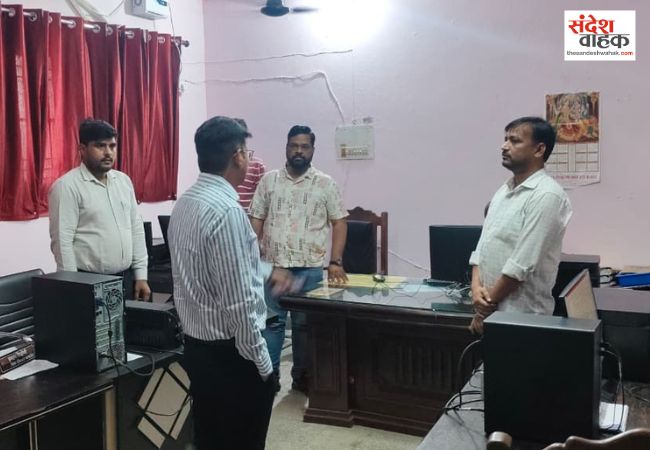 DM के औचक निरीक्षण में दफ्तरों से गायब मिले अधिकारी व कर्मचारी