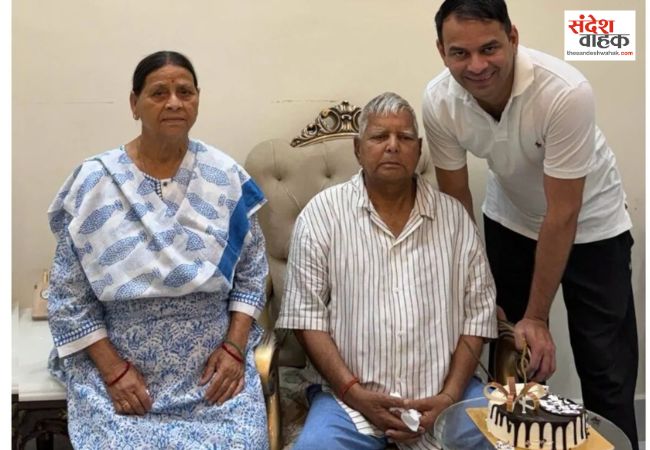 फादर्स डे पर तेज प्रताप यादव ने लालू-राबड़ी के साथ काटा केक