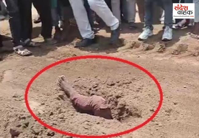 डिवाइडर पर सो रहे मजदूर पर डंपर चालक ने पलट दी मिट्टी, दम घुटने से मौत