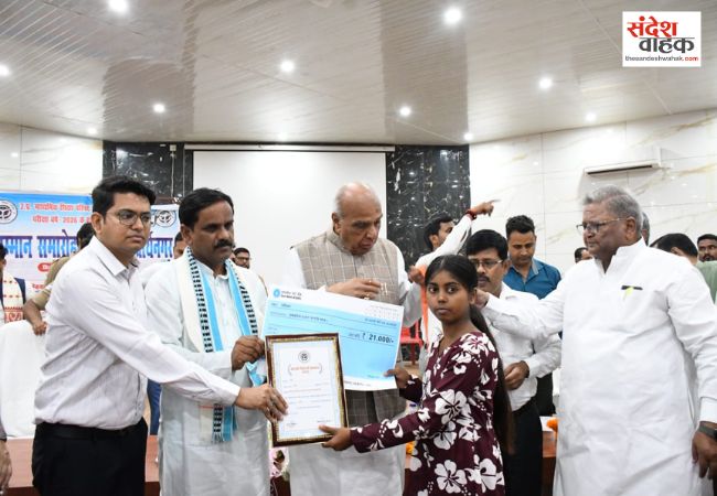 सांसद जगदंबिका पाल और डीएम ने टॉपर्स को किया सम्मानित