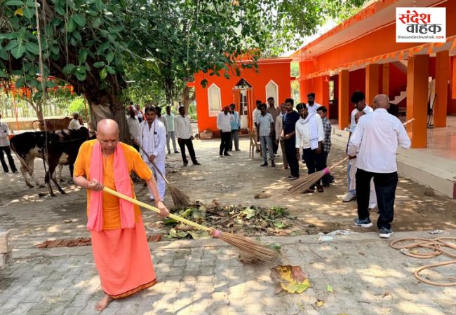 रामजानकी मंदिर में विधायक श्यामधनी राही ने खुद थामी झाड़ू