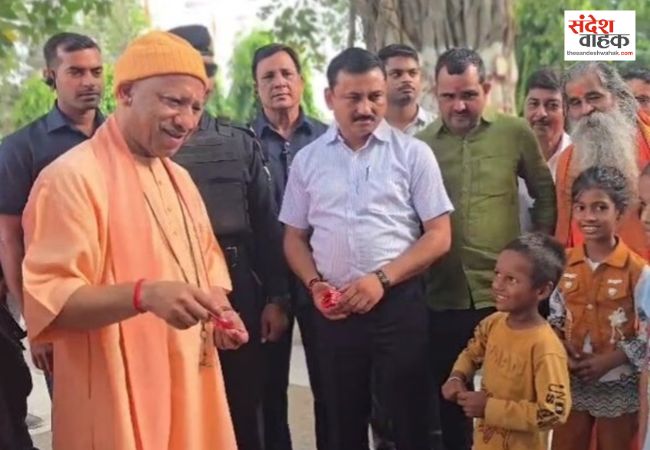 सीएम योगी ने जनता दर्शन में अफसरों को दिए सख्त निर्देश