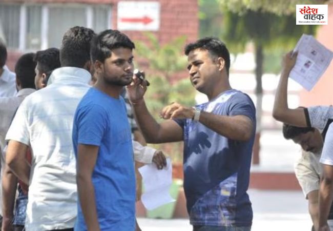वॉशरूम में फोन, तो कहीं छुपाया सिमकार्ड, NEET री-एग्जाम में धरे गए हाईटेक नकलबाज