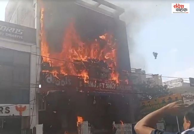 भीषण आग से दहला लखनऊ का कोचिंग सेंटर, जान बचाने के लिए कूदे छात्र, रेस्क्यू जारी