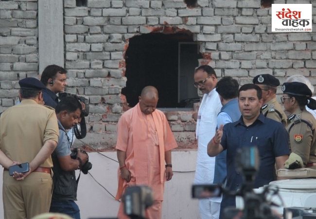लखनऊ अग्निकांड स्थल पर पहुंचे सीएम योगी, अफसरों से मांगी विस्तृत रिपोर्ट