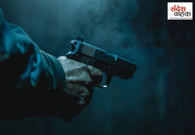 बुलंदशहर में पुलिस के सामने फिल्मी स्टाइल फायरिंग, युवक के सिर में लगी गोली