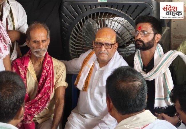 भरत भूषण तिवारी के परिजनों से मिले अजय राय, बोले- न्याय मिलने तक लड़ेंगे लड़ाई