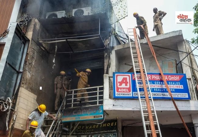 लखनऊ में फिर लगी आग, जूते-चप्पल की दुकान जलकर खाक, पुलिस ने तुरंत खाली कराईं इमारतें