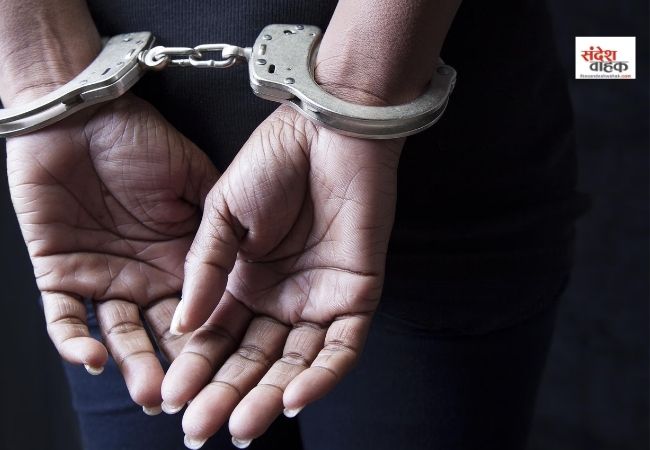 प्रेमी से फोन पर बात कर रही थी बहू, सास ने रोका तो कर दिया चाकू से हमला