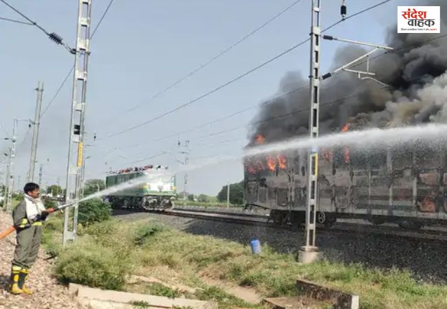 फिरोजाबाद में चलती मालगाड़ी में अचानक भड़की भीषण आग, 6 नई कारें जलकर हुई खाक