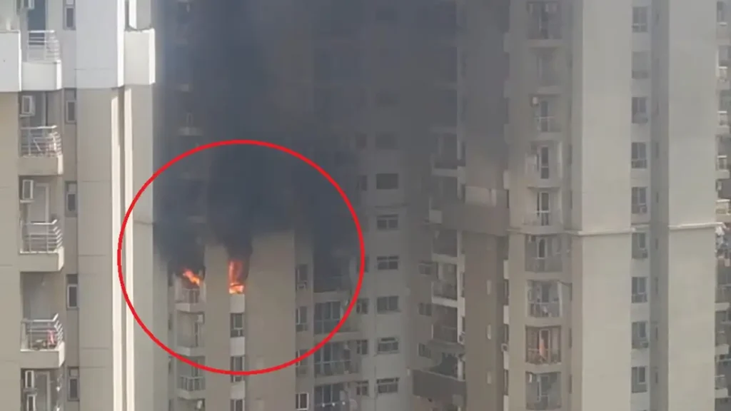 Noida के हाईराइज टावर में लगी भीषण आग, धुएं और लपटों से मची अफरा-तफरी 