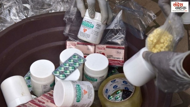 केंद्र सरकार ने Fake Medicine के खिलाफ बड़ा एक्शन लेते हुए कैंसर, एंटीबायोटिक और नशीली दवाओं पर QR कोड अनिवार्य कर दिया है।