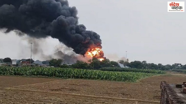 Kaushambi: डिवाइडर से टकराया LPG टैंकर, धमाके की आग में जिंदा जला ड्राइवर, 5 झुलसे