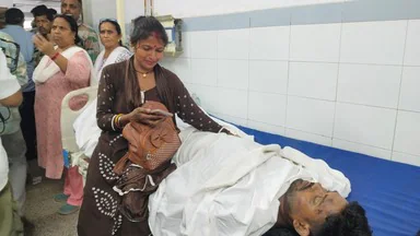 Etah में दर्दनाक हादसा! खड़ी रोडवेज बस में कंटेनर की टक्कर, 5 यात्रियों की मौत, 12 घायल