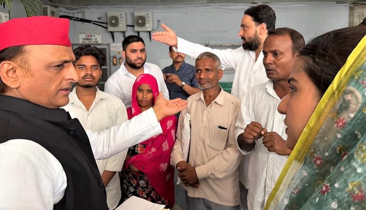 मेरठ हत्याकांड: पीड़ित परिवार से मिले अखिलेश, बोले- 'न्याय नहीं, नाइंसाफी हो रही है'