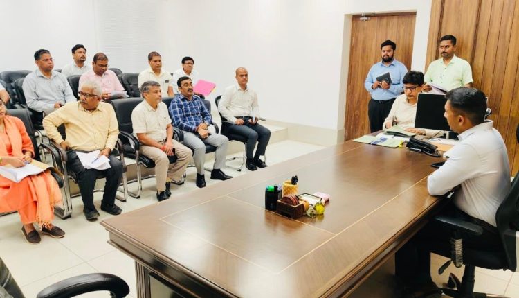 लखनऊ के दुबग्गा फ्लाईओवर का DM विशाख जी ने लिया जायजा, निर्माण शुरू कराने के दिए निर्देश