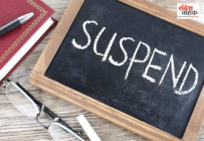 चार बार सस्पेंड हो चुके लापरवाह टीचर पर बड़ा एक्शन, BSA ने नौकरी से किया बर्खास्त