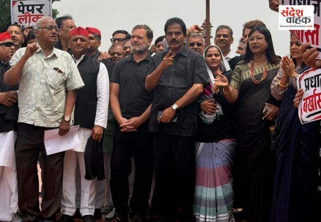 संसद में राहुल गांधी और सांसदों पर पुलिस कार्रवाई के विरोध में काले कपड़े पहनकर पहुंचे सांसद