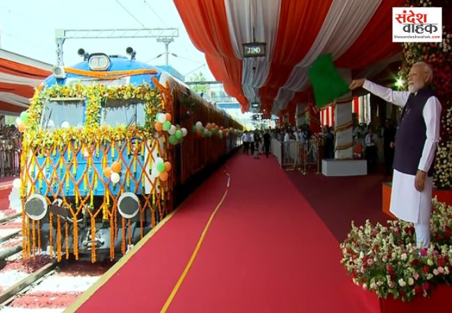 पीएम मोदी ने देश की पहली हाइड्रोजन ट्रेन को दिखाई हरी झंडी