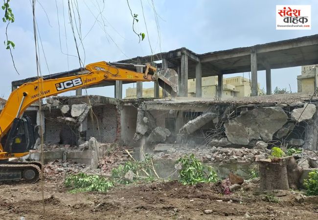 लखनऊ में पूर्व सपा विधायक के अवैध कॉम्प्लेक्स पर चला LDA का बुलडोजर