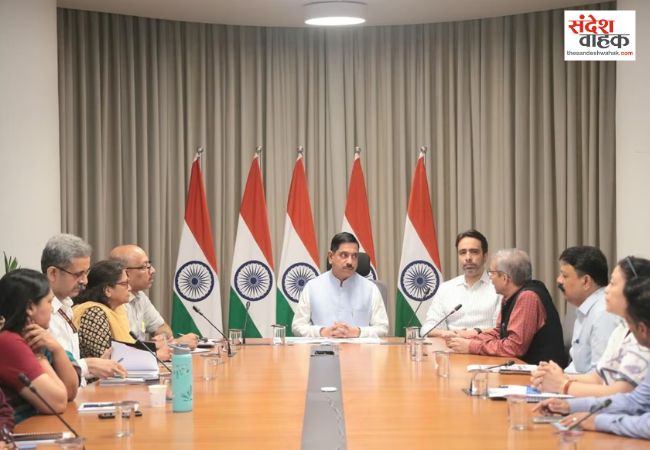 प्रह्लाद जोशी ने संभाला शिक्षा मंत्रालय का पदभार, अधिकारियों के साथ की बैठक