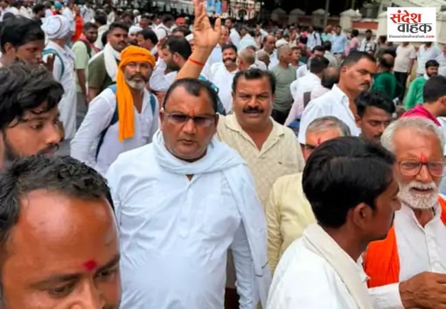 200 रुपये कमीशन और मानदेय की मांग को लेकर कोटेदारों ने किया प्रदर्शन