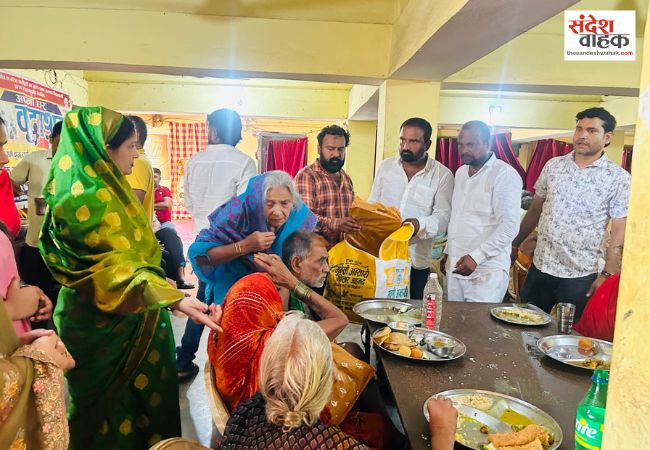 पूर्व जिला पंचायत सदस्य प्रहलाद सिंह की पुण्यतिथि पर वृद्धाश्रम में श्रद्धांजलि सभा का हुआ आयोजन
