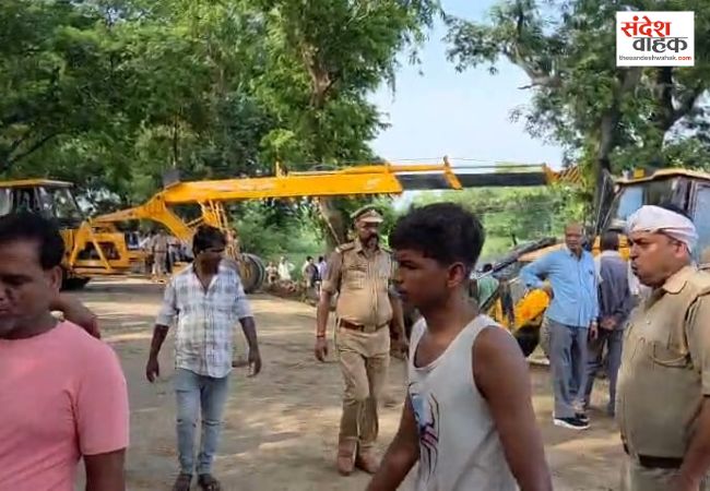 अनियंत्रित होकर पलटा गिट्टी लदा ट्रिपलर, युवक की मौत