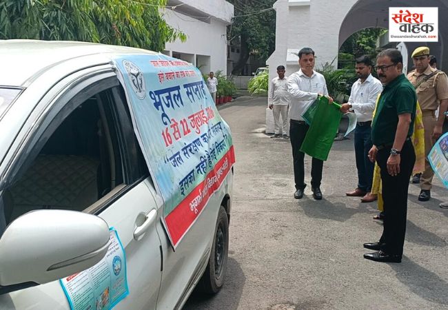 DM ने जागरूकता रथ को हरी झंडी दिखाकर किया रवाना