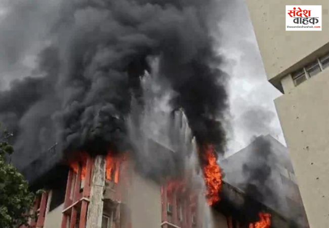 लखनऊ के जवाहर भवन की चौथी मंजिल पर लगी भीषण आग