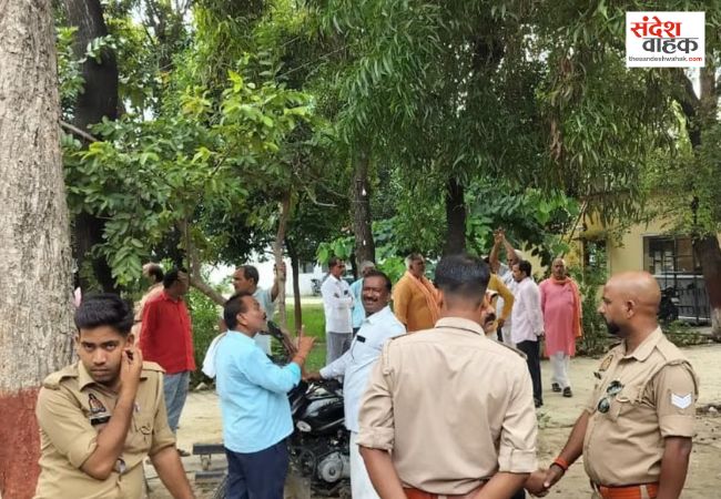 अयोध्या में बीजेपी के बूथ सम्मेलन में चले लात-घूंसे