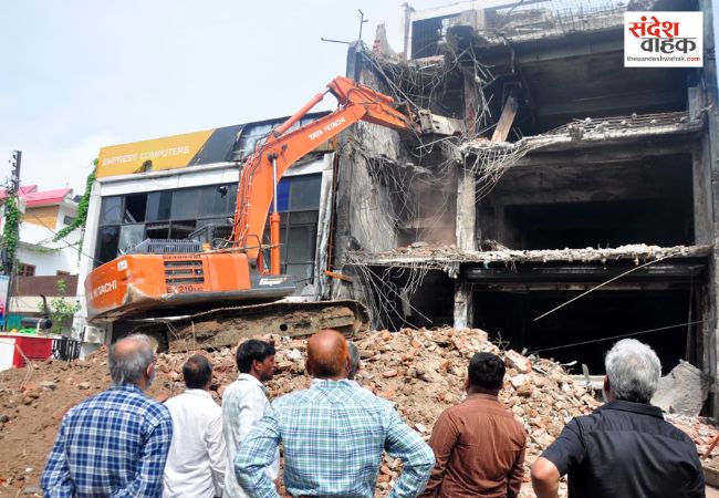 अलीगंज अग्निकांड: अवैध इमारत पर चला LDA का बुलडोजर