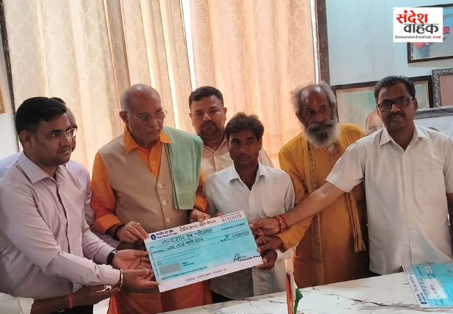 धर्मपाल सिंह ने पीड़ित परिवारों को सौंपे 4-4 लाख के चेक