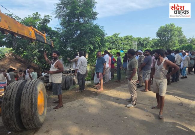 अनियंत्रित होकर पलटा गिट्टी लदा ट्रिपलर, युवक की मौत