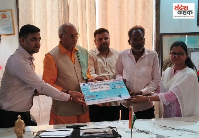 धर्मपाल सिंह ने पीड़ित परिवारों को सौंपे 4-4 लाख के चेक