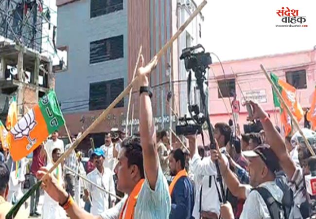 पटना में सदाकत आश्रम के बाहर BJP और कांग्रेस कार्यकर्ता भिड़े