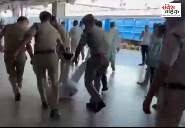 आगरा कैंट स्टेशन पर भिड़े डिप्टी एसएस और आरपीएफ जवान