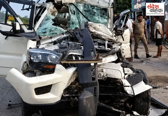 खड़े ट्रक में घुसी तेज रफ्तार में स्कॉर्पियो, दो मासूमों समेत 3 की मौत