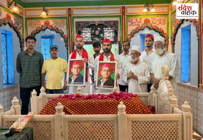 अखिलेश यादव के जन्मदिन पर सपा दफ्तर में लगा बधाई देने वालों का तांता