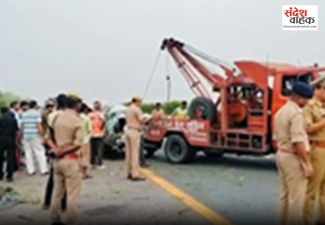 आगरा-लखनऊ एक्सप्रेसवे पर तेज रफ्तार बस ने कार को मारी टक्कर, दो बच्चियों समेत 5 की मौत