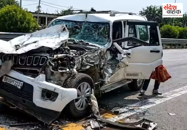 लखनऊ हाईवे पर ट्रक में पीछे से घुसी बेकाबू स्कॉर्पियो, 3 की मौत