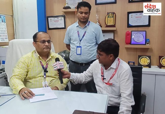 सड़क हादसे में जान गंवाने वाले शिक्षक परिवार को SBI ने सौंपा 70 लाख का बीमा चेक