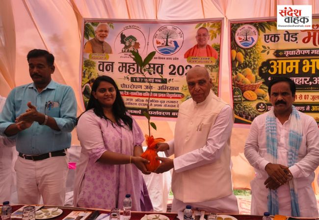 जगदंबिका पाल ने रोपे पौधे