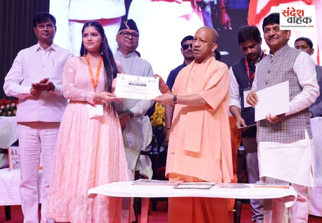 सीएम योगी ने 11 युवा आइकॉन को किया सम्मानित